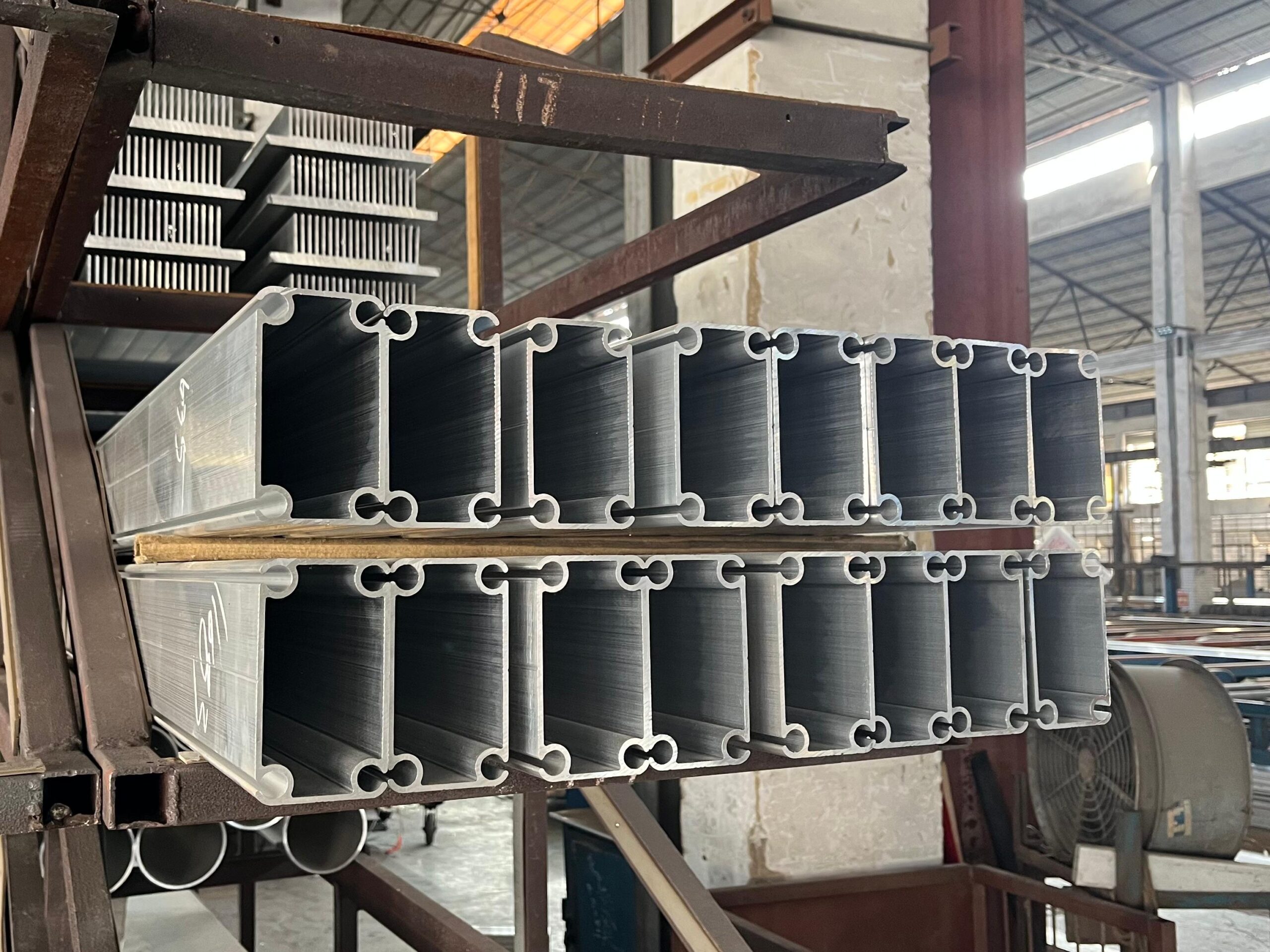Modern Aluminum Extrusion Profile Modern Aluminum Extrusion